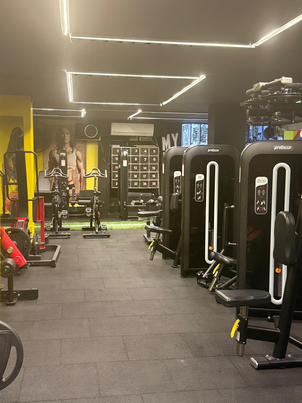 Makine ve ağırlık alanı - BestForm Gym Adana Seyhan spor salonu